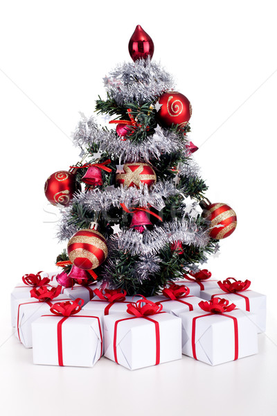 [[stock_photo]]: Faible · arbre · de · noël · présente · blanche · coffrets · cadeaux · boîte