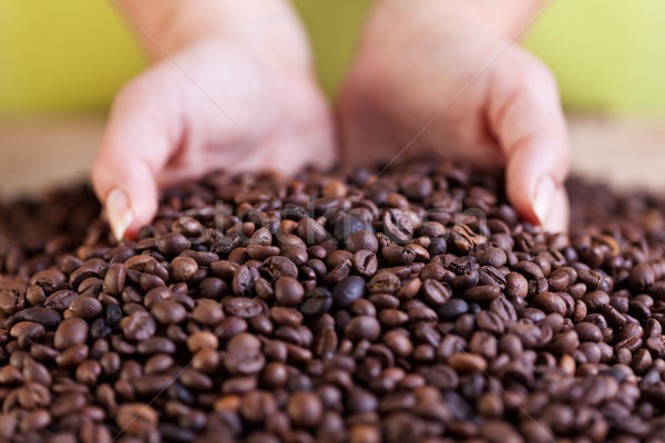 Mujer granos de café primer plano manos mano Foto stock © lightkeeper