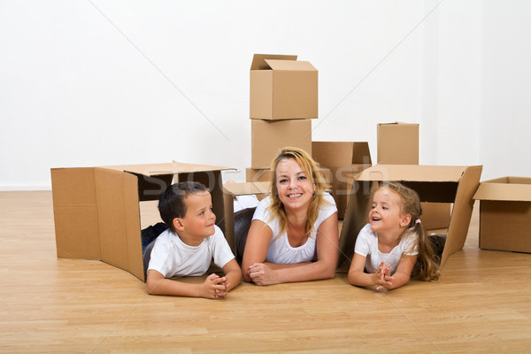 Gelukkig vrouw kinderen ontspannen nieuw huis bewegende Stockfoto © lightkeeper