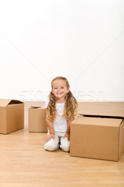 Kleines Mädchen Karton Boxen lachen Sitzung neues Zuhause Stock foto © lightkeeper