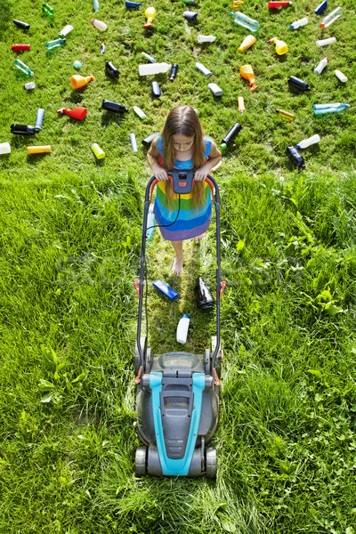 Illusion Fortschritte Entwicklung junge Mädchen Schneiden Gras Stock foto © lightkeeper