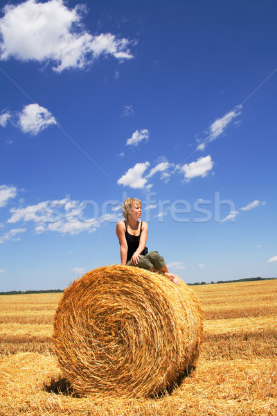 женщину сидят сено тюк лет стерня Сток-фото © lightkeeper