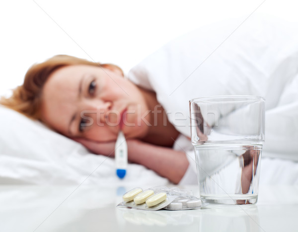Frau Grippe Temperatur Aufnahme Pillen Schwerpunkt Stock foto © lightkeeper