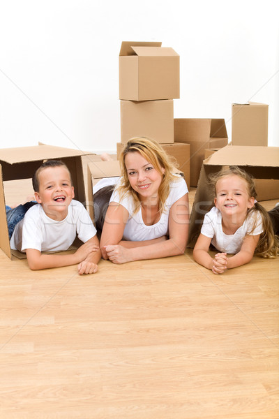 Szczęśliwą rodzinę nowy dom piętrze tektury pola Zdjęcia stock © lightkeeper