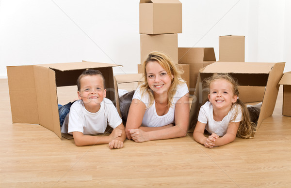 Frau Kinder bewegen neues Zuhause Kinder spielen Karton Stock foto © lightkeeper