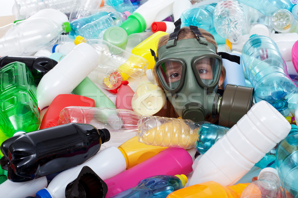 Nino máscara de gas cubierto plástico botellas residuos Foto stock © lightkeeper