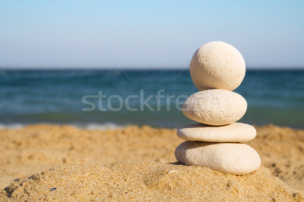 Gestapelt weiß Kieselsteine Strand golden Sandstrand Stock foto © lightkeeper