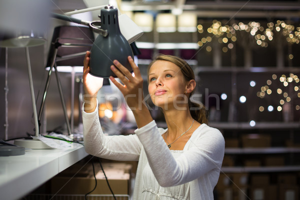Bastante mulher jovem escolher direito lâmpada apartamento Foto stock © lightpoet