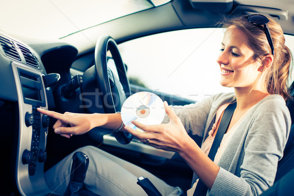 Jonge vrouwelijke bestuurder spelen muziek auto Stockfoto © lightpoet