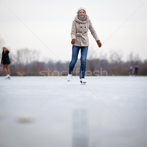 Jonge vrouw buitenshuis vijver winter dag Stockfoto © lightpoet