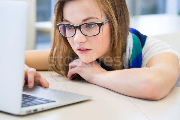 Foto stock: Bastante · femenino · biblioteca · mirando · libro