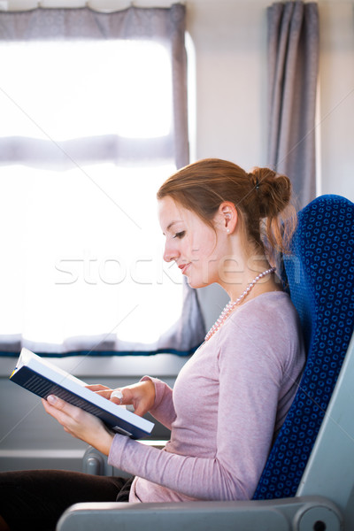 年輕女子 閱讀 書 火車 業務 計算機 商業照片 © lightpoet