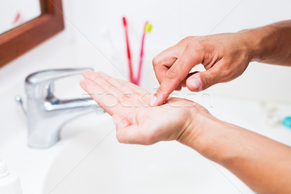Reinigung Kontaktlinsen seicht Farbe Hände Stock foto © lightpoet