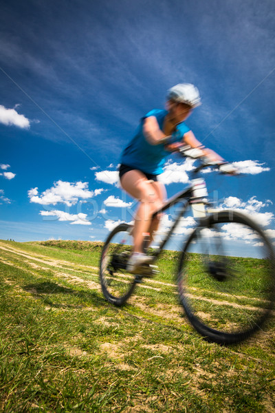Destul de tineri femeie în aer liber mountain bike Imagine de stoc © lightpoet