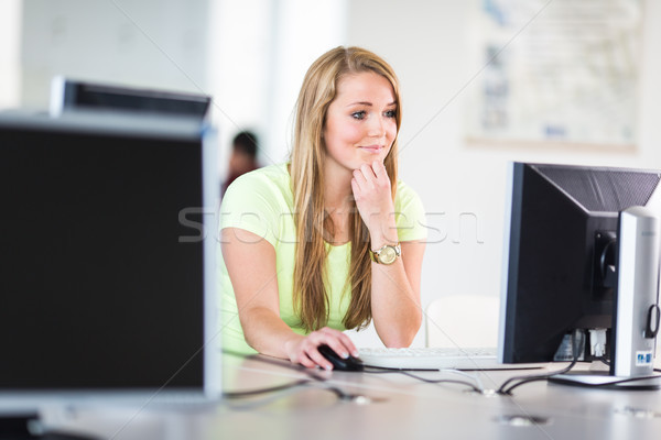 Ziemlich weiblichen Studenten schauen Bildschirm Stock foto © lightpoet