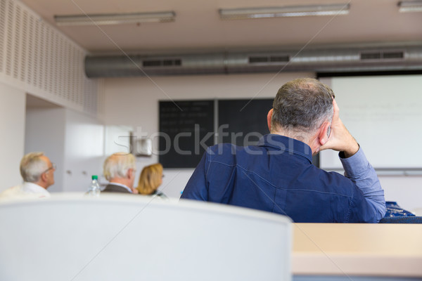 Vârstnici oameni şedinţei sală de clasă învăţare Imagine de stoc © lightpoet