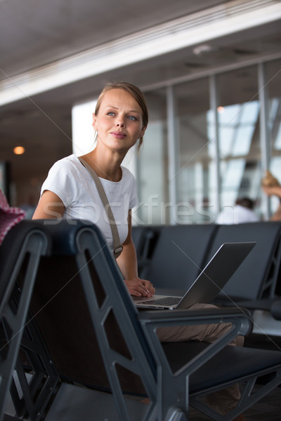 Joli jeune femme attente porte modernes aéroport Photo stock © lightpoet