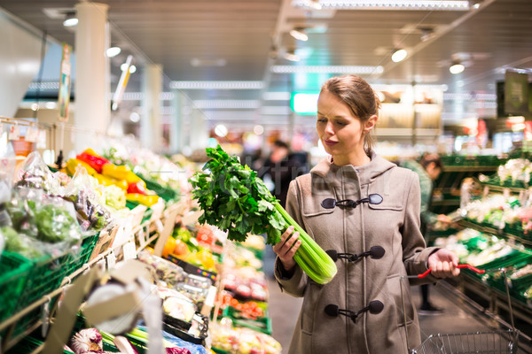 Csinos fiatal nő vásárlás gyümölcsök zöldségek gyönyörű Stock fotó © lightpoet