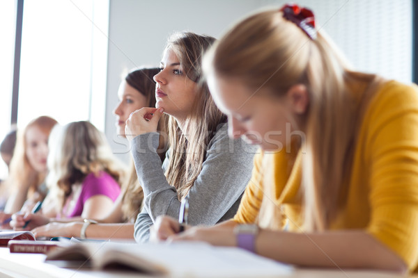 Fiatal csinos női főiskolai hallgató ül osztályterem Stock fotó © lightpoet