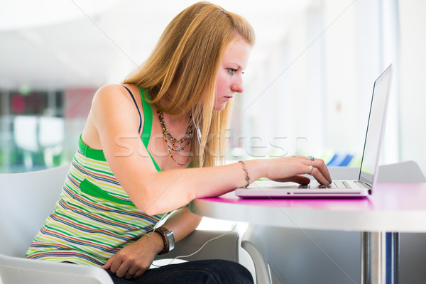 Stock fotó: Csinos · női · főiskolai · hallgató · dolgozik · laptop · laptop · számítógép