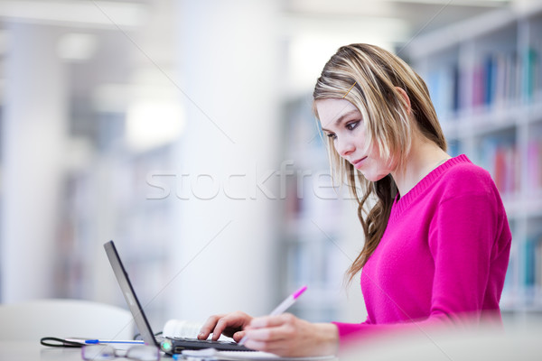 Bibliotheek mooie vrouwelijke student laptop boeken Stockfoto © lightpoet