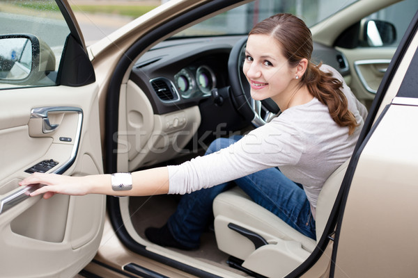 漂亮 年輕女子 駕駛 牌 新車 業務 商業照片 © lightpoet