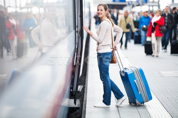 Mooie jonge vrouw boarding trein stedelijke portret Stockfoto © lightpoet