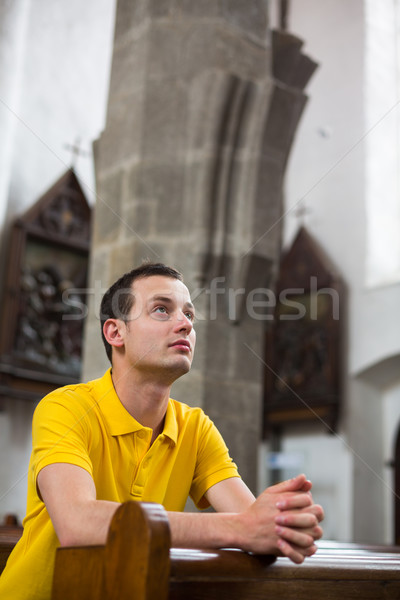 Knap jonge man bidden kerk gezicht liefde Stockfoto © lightpoet