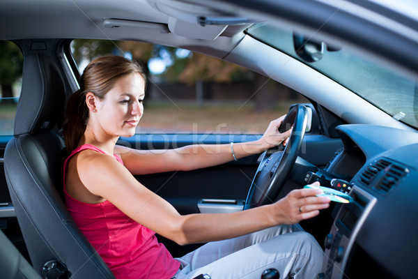 Stockfoto: Jonge · vrouwelijke · bestuurder · spelen · muziek · auto