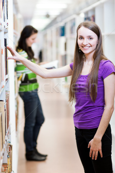 Feminino estudante escola secundária biblioteca bastante laptop Foto stock © lightpoet