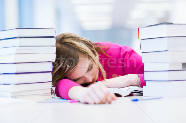 Feminino estudante trabalhando escola secundária biblioteca bastante Foto stock © lightpoet