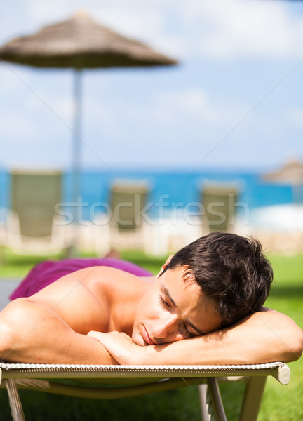 假期 年輕人 日光浴 放寬 躺椅 海灘 商業照片 © lightpoet