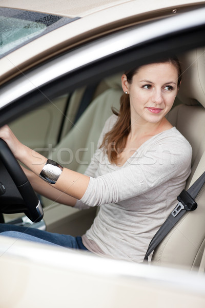 商業照片: 漂亮 · 年輕女子 · 駕駛 · 新車 · 業務 · 道路