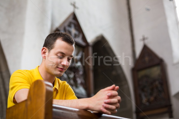 Frumos tânăr rugăciune biserică faţă ruga Imagine de stoc © lightpoet