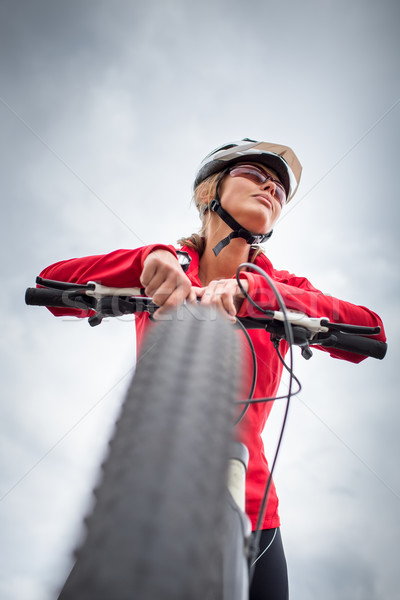 Ziemlich jungen weiblichen Biker Freien Mountainbike Stock foto © lightpoet