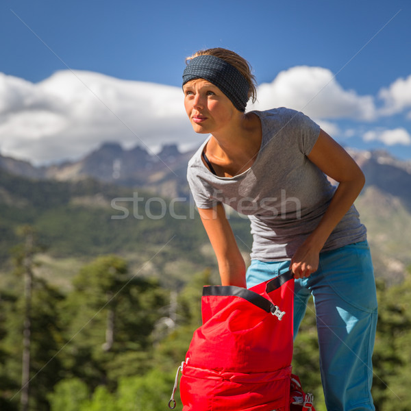 Stockfoto: Mooie · vrouwelijke · wandelaar · hoog · bergen