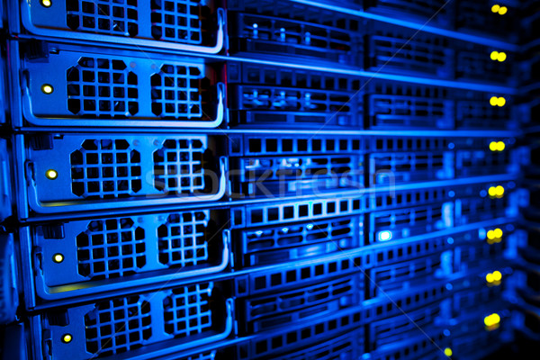 Rack de servere data center superficial dincolo de culoare Imagine de stoc © lightpoet