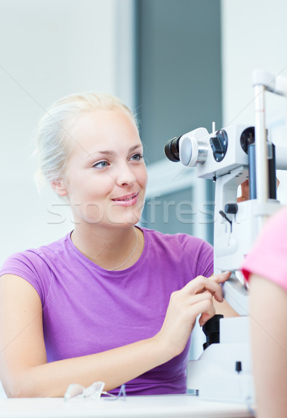 Portret jonge mooie optometrist lamp zicht Stockfoto © lightpoet