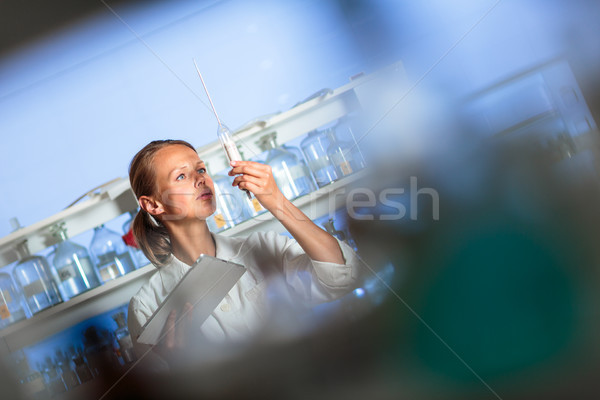 Portret vrouwelijke onderzoeker onderzoek chemie lab Stockfoto © lightpoet