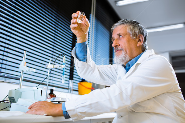 Idős férfi kutató hordoz ki tudományos kutatás Stock fotó © lightpoet