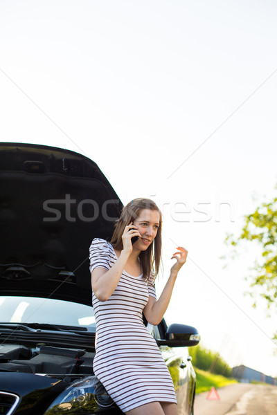 Güzel genç kadın yol kenarı araba kırık çağrı Stok fotoğraf © lightpoet
