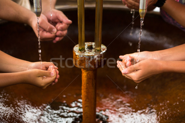 Menschen Füllung up Hände gesunden Mineralwasser Stock foto © lightpoet