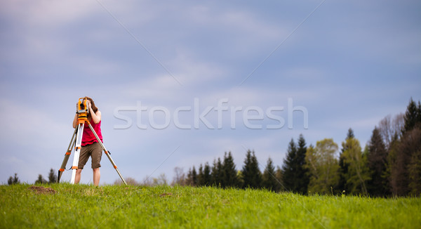 Genç arazi çalışmak kadın gökyüzü Bina Stok fotoğraf © lightpoet