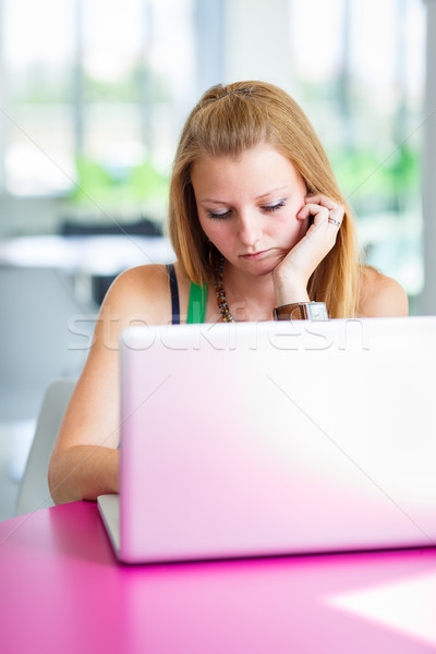 Foto stock: Bastante · feminino · estudante · trabalhando · livros · biblioteca