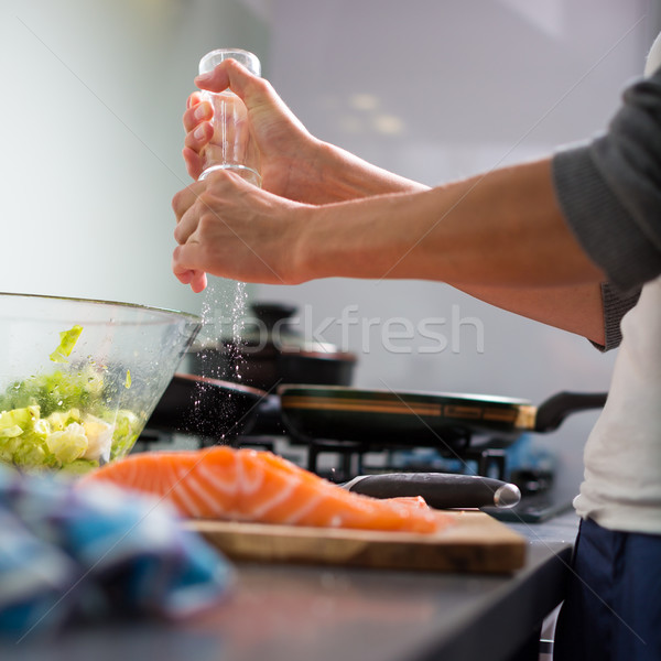 Jeune femme assaisonnement filet modernes cuisine aliments sains Photo stock © lightpoet