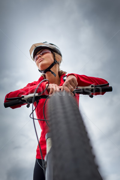 Foto d'archivio: Bella · giovani · femminile · esterna · mountain · bike