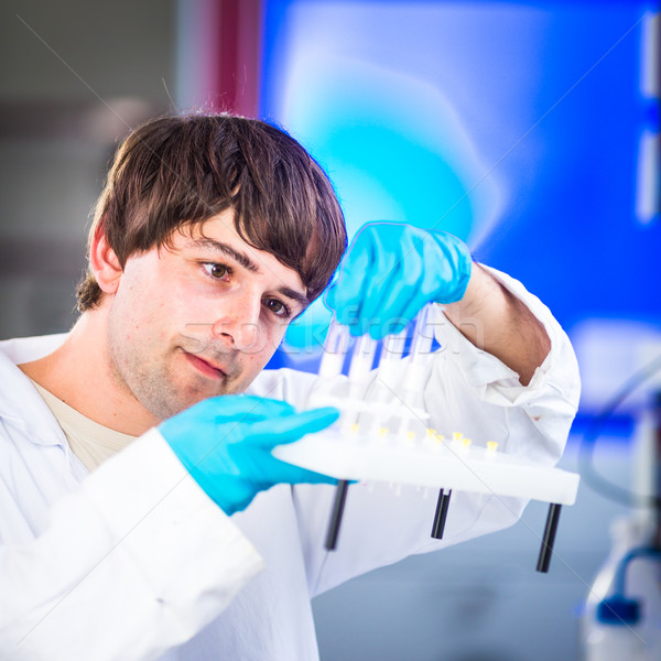 Jonge mannelijke onderzoeker uit wetenschappelijk onderzoek Stockfoto © lightpoet