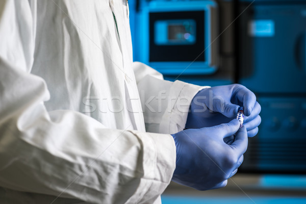 Handen onderzoeker uit wetenschappelijk onderzoek lab Stockfoto © lightpoet