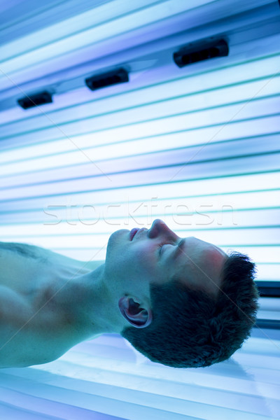 Bello giovane rilassante abbronzatura moderno solarium Foto d'archivio © lightpoet