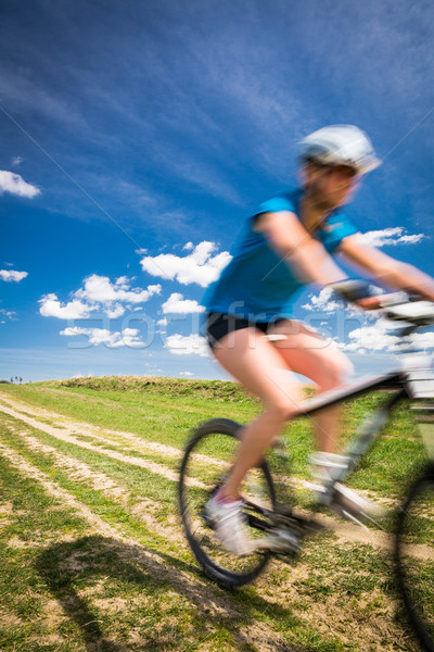 Ziemlich jungen weiblichen Biker Freien Mountainbike Stock foto © lightpoet